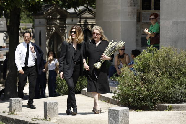 Catherine Deneuve and her daughter Chiara Mastroianni at the funeral of Mr. Satrapi at the Père Lachaise Crematorium in Paris on June 19, 2026. The author of the famous graphic novel, which was adapted into a film, Persepolis, died on June 3, 2026, at the age of 56, inconsolable over the loss of her husband, M. Ripa, which had occurred a year earlier. Cyril Moreau Bestimage at the funeral of M. Satrapi at the Père Lachaise Crematorium in Paris, on June 19, 2026. The author of the famous graphic novel, adapted into a film, Persepolis, died on June 3, 2026, at the age of 56, inconsolable over the loss of her husband, M. Ripa, which occurred a year earlier. Paris, France,detected_source_language Copyright: xCYRILxMOREAUx xBESTIMAGExCYRILxMOREAUx xBESTIMAGEx