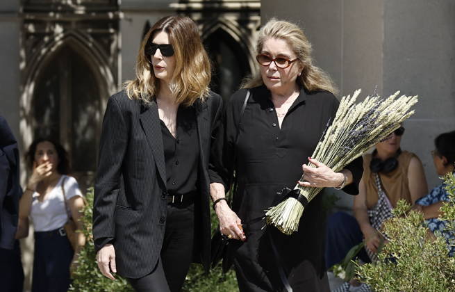 Catherine Deneuve and her daughter Chiara Mastroianni at the funeral of Mr. Satrapi at the Père Lachaise Crematorium in Paris on June 19, 2026. The author of the famous graphic novel, which was adapted into a film, Persepolis, died on June 3, 2026, at the age of 56, inconsolable over the loss of her husband, M. Ripa, which had occurred a year earlier. Cyril Moreau Bestimage at the funeral of M. Satrapi at the Père Lachaise Crematorium in Paris, on June 19, 2026. The author of the famous graphic novel, adapted into a film, Persepolis, died on June 3, 2026, at the age of 56, inconsolable over the loss of her husband, M. Ripa, which occurred a year earlier. Paris, France,detected_source_language Copyright: xCYRILxMOREAUx xBESTIMAGExCYRILxMOREAUx xBESTIMAGEx