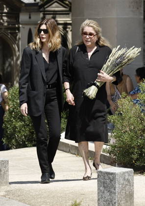 Catherine Deneuve and her daughter Chiara Mastroianni at the funeral of Mr. Satrapi at the Père Lachaise Crematorium in Paris on June 19, 2026. The author of the famous graphic novel, which was adapted into a film, Persepolis, died on June 3, 2026, at the age of 56, inconsolable over the loss of her husband, M. Ripa, which had occurred a year earlier. Cyril Moreau Bestimage at the funeral of M. Satrapi at the Père Lachaise Crematorium in Paris, on June 19, 2026. The author of the famous graphic novel, adapted into a film, Persepolis, died on June 3, 2026, at the age of 56, inconsolable over the loss of her husband, M. Ripa, which occurred a year earlier. Paris, France,detected_source_language Copyright: xCYRILxMOREAUx xBESTIMAGExCYRILxMOREAUx xBESTIMAGEx