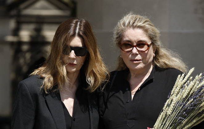 Catherine Deneuve and her daughter Chiara Mastroianni at the funeral of Mr. Satrapi at the Père Lachaise Crematorium in Paris on June 19, 2026. The author of the famous graphic novel, which was adapted into a film, Persepolis, died on June 3, 2026, at the age of 56, inconsolable over the loss of her husband, M. Ripa, which had occurred a year earlier. Cyril Moreau Bestimage at the funeral of M. Satrapi at the Père Lachaise Crematorium in Paris, on June 19, 2026. The author of the famous graphic novel, adapted into a film, Persepolis, died on June 3, 2026, at the age of 56, inconsolable over the loss of her husband, M. Ripa, which occurred a year earlier. Paris, France,detected_source_language Copyright: xCYRILxMOREAUx xBESTIMAGExCYRILxMOREAUx xBESTIMAGEx
