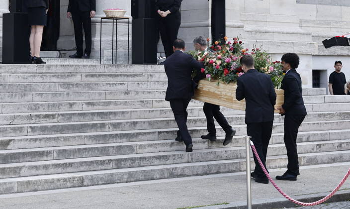 The coffin of the deceased is carried into the Coupole Hall during Mr. Satrapi’s funeral at the Père Lachaise Crematorium in Paris on June 19, 2026. The author of the famous graphic novel, which was adapted into a film, Persepolis, died on June 3, 2026, at the age of 56, inconsolable over the loss of her husband, M. Ripa, which occurred a year earlier. Cyril Moreau Bestimage at the funeral of M. Satrapi at the Père Lachaise Crematorium in Paris, on June 19, 2026. The author of the famous graphic novel, adapted into a film, Persepolis, died on June 3, 2026, at the age of 56, inconsolable over the loss of her husband, M. Ripa, which occurred a year earlier. Paris,detected_source_language  Copyright: xCYRILxMOREAUx xBESTIMAGExCYRILxMOREAUx xBESTIMAGEx
