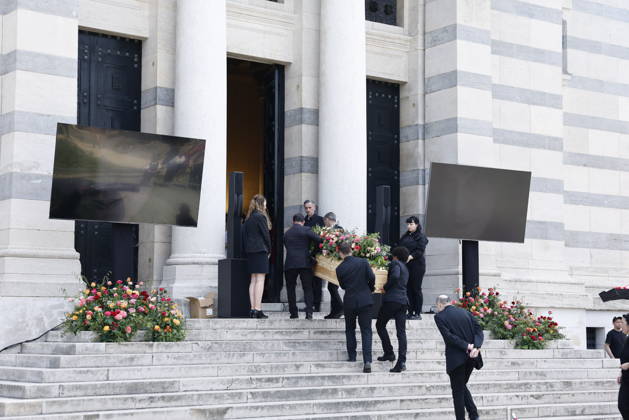 The coffin of the deceased is carried into the Coupole Hall during Mr. Satrapi’s funeral at the Père Lachaise Crematorium in Paris on June 19, 2026. The author of the famous graphic novel, which was adapted into a film, Persepolis, died on June 3, 2026, at the age of 56, inconsolable over the loss of her husband, M. Ripa, which occurred a year earlier. Cyril Moreau Bestimage at the funeral of M. Satrapi at the Père Lachaise Crematorium in Paris, on June 19, 2026. The author of the famous graphic novel, adapted into a film, Persepolis, died on June 3, 2026, at the age of 56, inconsolable over the loss of her husband, M. Ripa, which occurred a year earlier. Paris,detected_source_language  Copyright: xCYRILxMOREAUx xBESTIMAGExCYRILxMOREAUx xBESTIMAGEx