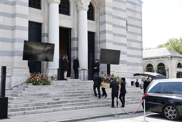 The coffin of the deceased is carried into the Coupole Hall during Mr. Satrapi’s funeral at the Père Lachaise Crematorium in Paris on June 19, 2026. The author of the famous graphic novel, which was adapted into a film, Persepolis, died on June 3, 2026, at the age of 56, inconsolable over the loss of her husband, M. Ripa, which occurred a year earlier. Cyril Moreau Bestimage at the funeral of M. Satrapi at the Père Lachaise Crematorium in Paris, on June 19, 2026. The author of the famous graphic novel, adapted into a film, Persepolis, died on June 3, 2026, at the age of 56, inconsolable over the loss of her husband, M. Ripa, which occurred a year earlier. Paris,detected_source_language  Copyright: xCYRILxMOREAUx xBESTIMAGExCYRILxMOREAUx xBESTIMAGEx