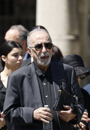 The father of the deceased at Mr. Satrapi’s funeral at the Père Lachaise Crematorium in Paris on June 19, 2026. The author of the famous graphic novel, which was adapted into a film, Persepolis, died on June 3, 2026, at the age of 56, inconsolable over the loss of her husband, M. Ripa, which had occurred a year earlier. Cyril Moreau Bestimage at the funeral of M. Satrapi at the Père Lachaise Crematorium in Paris, on June 19, 2026. The author of the famous graphic novel, adapted into a film, Persepolis, died on June 3, 2026, at the age of 56, inconsolable over the loss of her husband, M. Ripa, which occurred a year earlier. Paris, France,detected_source_language Copyright: xCYRILxMOREAUx xBESTIMAGExCYRILxMOREAUx xBESTIMAGEx