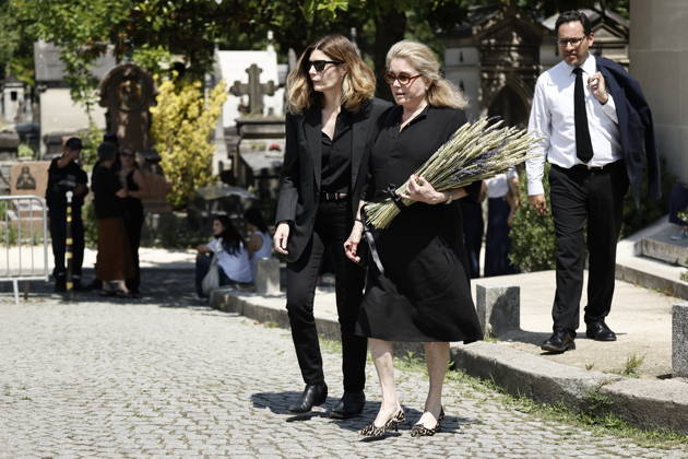 Catherine Deneuve and her daughter, Chiara Mastroianni, at the funeral of Mr. Satrapi at the Père Lachaise Crematorium in Paris on June 19, 2026. The author of the famous graphic novel, which was adapted into a film, Persepolis, died on June 3, 2026, at the age of 56, inconsolable over the loss of her husband, M. Ripa, which occurred a year earlier. Cyril Moreau Bestimage at the funeral of M. Satrapi at the Père Lachaise Crematorium in Paris, on June 19, 2026. The author of the famous graphic novel, adapted into a film, Persepolis, died on June 3, 2026, at the age of 56, inconsolable over the loss of her husband, M. Ripa, which occurred a year earlier. Paris, France,detected_source_language Copyright: xCYRILxMOREAUx xBESTIMAGExCYRILxMOREAUx xBESTIMAGEx