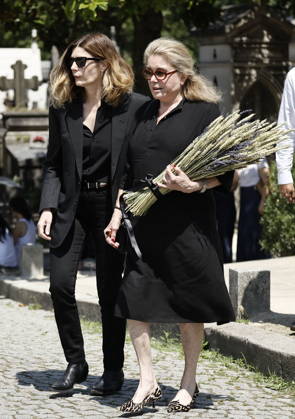 Catherine Deneuve and her daughter, Chiara Mastroianni, at the funeral of Mr. Satrapi at the Père Lachaise Crematorium in Paris on June 19, 2026. The author of the famous graphic novel, which was adapted into a film, Persepolis, died on June 3, 2026, at the age of 56, inconsolable over the loss of her husband, M. Ripa, which occurred a year earlier. Cyril Moreau Bestimage at the funeral of M. Satrapi at the Père Lachaise Crematorium in Paris, on June 19, 2026. The author of the famous graphic novel, adapted into a film, Persepolis, died on June 3, 2026, at the age of 56, inconsolable over the loss of her husband, M. Ripa, which occurred a year earlier. Paris, France,detected_source_language Copyright: xCYRILxMOREAUx xBESTIMAGExCYRILxMOREAUx xBESTIMAGEx
