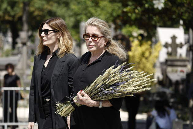 Catherine Deneuve and her daughter, Chiara Mastroianni, at the funeral of Mr. Satrapi at the Père Lachaise Crematorium in Paris on June 19, 2026. The author of the famous graphic novel, which was adapted into a film, Persepolis, died on June 3, 2026, at the age of 56, inconsolable over the loss of her husband, M. Ripa, which occurred a year earlier. Cyril Moreau Bestimage at the funeral of M. Satrapi at the Père Lachaise Crematorium in Paris, on June 19, 2026. The author of the famous graphic novel, adapted into a film, Persepolis, died on June 3, 2026, at the age of 56, inconsolable over the loss of her husband, M. Ripa, which occurred a year earlier. Paris, France,detected_source_language Copyright: xCYRILxMOREAUx xBESTIMAGExCYRILxMOREAUx xBESTIMAGEx