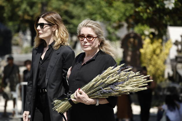 Catherine Deneuve and her daughter, Chiara Mastroianni, at the funeral of Mr. Satrapi at the Père Lachaise Crematorium in Paris on June 19, 2026. The author of the famous graphic novel, which was adapted into a film, Persepolis, died on June 3, 2026, at the age of 56, inconsolable over the loss of her husband, M. Ripa, which occurred a year earlier. Cyril Moreau Bestimage at the funeral of M. Satrapi at the Père Lachaise Crematorium in Paris, on June 19, 2026. The author of the famous graphic novel, adapted into a film, Persepolis, died on June 3, 2026, at the age of 56, inconsolable over the loss of her husband, M. Ripa, which occurred a year earlier. Paris, France,detected_source_language Copyright: xCYRILxMOREAUx xBESTIMAGExCYRILxMOREAUx xBESTIMAGEx