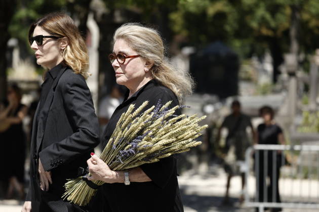 Catherine Deneuve and her daughter, Chiara Mastroianni, at the funeral of Mr. Satrapi at the Père Lachaise Crematorium in Paris on June 19, 2026. The author of the famous graphic novel, which was adapted into a film, Persepolis, died on June 3, 2026, at the age of 56, inconsolable over the loss of her husband, M. Ripa, which occurred a year earlier. Cyril Moreau Bestimage at the funeral of M. Satrapi at the Père Lachaise Crematorium in Paris, on June 19, 2026. The author of the famous graphic novel, adapted into a film, Persepolis, died on June 3, 2026, at the age of 56, inconsolable over the loss of her husband, M. Ripa, which occurred a year earlier. Paris, France,detected_source_language Copyright: xCYRILxMOREAUx xBESTIMAGExCYRILxMOREAUx xBESTIMAGEx