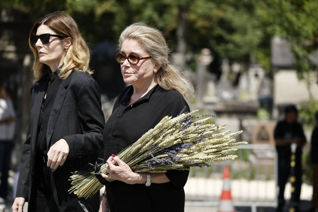 Catherine Deneuve and her daughter, Chiara Mastroianni, at the funeral of Mr. Satrapi at the Père Lachaise Crematorium in Paris on June 19, 2026. The author of the famous graphic novel, which was adapted into a film, Persepolis, died on June 3, 2026, at the age of 56, inconsolable over the loss of her husband, M. Ripa, which occurred a year earlier. Cyril Moreau Bestimage at the funeral of M. Satrapi at the Père Lachaise Crematorium in Paris, on June 19, 2026. The author of the famous graphic novel, adapted into a film, Persepolis, died on June 3, 2026, at the age of 56, inconsolable over the loss of her husband, M. Ripa, which occurred a year earlier. Paris, France,detected_source_language Copyright: xCYRILxMOREAUx xBESTIMAGExCYRILxMOREAUx xBESTIMAGEx