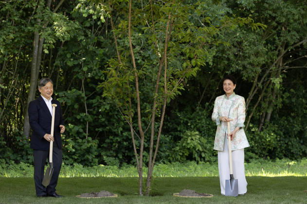 19-06-2026 Amsterdam Emperor Naruhito of Japan and Empress Masako planting a cherry tree in the Blossom Park in the Amsterdam Forest on the 3rd and last day of the 3 day statevisit to the Netherlands. Â  Copyright: xPPEx