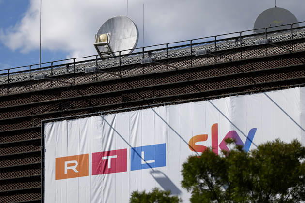 Ein Plakat am Hauptsitz des TV-Sender RTL am Picassoplatz in Köln Deutz - vor wenigen Wochen hat man die Fusion mit Sky verkündet. RTL steckt in einer Krise aus Quotendruck und starker Streaming-Konkurrenz. Mit dem Kauf von Sky Deutschland seit dem 1. Juni 2026 für mindestens 150 Mio. Euro versucht der Kölner Sender den Befreiungsschlag. (Themenbild, Symbolbild) Köln, 17.06.2026 NRW Deutschland Copyright: xChristophxHardtx