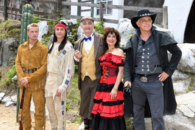 Bastian Semm, Alexander Klaws, Heinrich Schafmeister, Isabel Varell, Heinrich Schafmeister und Florian Fitz beim Fototermin am Rande der Probe am 19.06.2026 bei den Karl May Festspielen. Ab dem 27.06.2026 stehen die Schauspieler dann gemeinsam in Im Tal des Todes auf der Freilichtbuehne in Bad Segeberg. Karl-May-Spiele 2026: Im Tal des Todes- Probe in Bad Segeberg