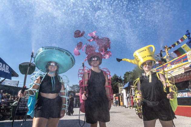 Eröffnung des Tollwood Sommerfestivals 2026, das Wasser Einsatz Trio besprüht Besucher zur Abkühlung mit Wasser, hochsommerliche Temperaturen über 30 Grad, München, 19. Juni 2026 Deutschland, München, 19. Juni 2026, Eröffnung des Tollwood Sommerfestivals 2026, das Wasser Einsatz Trio besprüht Besucher zur Abkühlung mit Wasser, hier in Aktion: Wasser-Sprühnebel vor blauem Himmel, Teil des neuen Tollwood-Hitzekonzepts, Besucher schwitzen bei Rekordtemperaturenüber 30 Grad, Hochsommer, das Tollwood ist multikulturelles Festival, das im Sommer im Olympiapark stattfindet, dieses Jahr vom 19. Juni bis 19. Juli, d2026 unter dem Motto: Mit Gefühl statt nur dabei die Rückeroberung der Empathie, Festivalgelände, Sommer, Kultur, Ver
