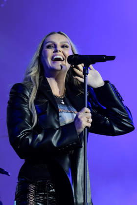 Perrie performs at the Isle of Wight festival in Newport, UK - 19 Jun 2026 English singer songwriter Perrie Louise Edwards known professionally as Perrie performing live on stage at the Isle of Wight festival. Her music career began when she auditioned for The X Factor UK, and joined the line up for Little Mix. She launched her career as a solo artist in 2024 Newport United Kingdom Copyright: xDawnxFletcher-Parkx xSOPAxImagesx DSCF4485