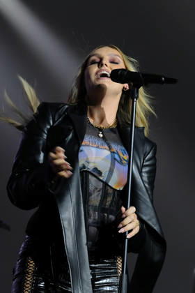 Perrie performs at the Isle of Wight festival in Newport, UK - 19 Jun 2026 English singer songwriter Perrie Louise Edwards known professionally as Perrie performing live on stage at the Isle of Wight festival. Her music career began when she auditioned for The X Factor UK, and joined the line up for Little Mix. She launched her career as a solo artist in 2024 Newport United Kingdom Copyright: xDawnxFletcher-Parkx xSOPAxImagesx DSCF4500