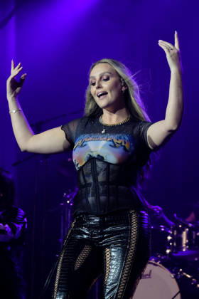 Perrie performs at the Isle of Wight festival in Newport, UK - 19 Jun 2026 English singer songwriter Perrie Louise Edwards known professionally as Perrie performing live on stage at the Isle of Wight festival. Her music career began when she auditioned for The X Factor UK, and joined the line up for Little Mix. She launched her career as a solo artist in 2024 Newport United Kingdom Copyright: xDawnxFletcher-Parkx xSOPAxImagesx DSCF4652