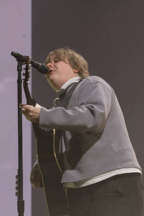 Lewis Capaldi, performs live on stage at the Isle of Wight festival in Newport, UK -19 Jun 2026 Scottish singer songwriter Lewis Marc Capaldi, known professionally as Lewis Capaldi, performs live on stage at the Isle of Wight festival. His single Someone You Loved topped the UK Singles Chart where it remained for seven weeks, and it was nominated at the 62nd Annual Grammy Awards for Song of the Year Newport United Kingdom Copyright: xDawnxFletcher-Parkx xSOPAxImagesx DSCF4755