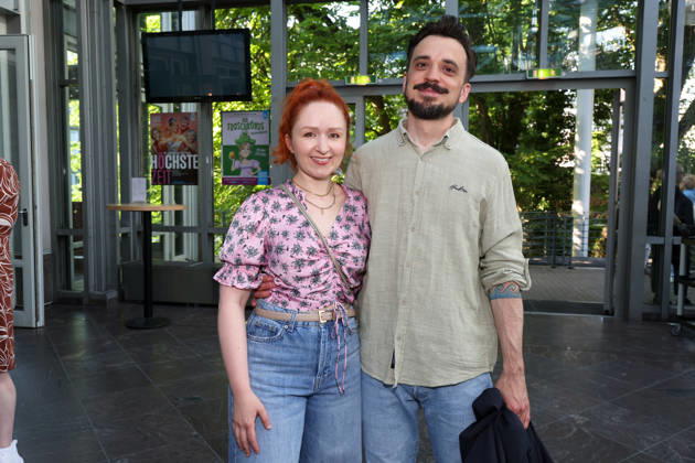 Alexandra Kurzeja und Mats Sharmer bei der Premiere der Komödie Höchste Zeit, Komödie Winterhuder Fährhaus. In der Musicalkomödie mit Hits der 70er bis 90er Jahre geht es um vier Frauen in den Wechseljahren, die sich kurz vor einer Hochzeit mit den großen Fragen rund um Liebe, Ehe und den perfekten Partner auseinandersetzen, Hamburg 19.6.2026