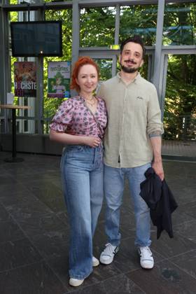 Alexandra Kurzeja und Mats Sharmer bei der Premiere der Komödie Höchste Zeit, Komödie Winterhuder Fährhaus. In der Musicalkomödie mit Hits der 70er bis 90er Jahre geht es um vier Frauen in den Wechseljahren, die sich kurz vor einer Hochzeit mit den großen Fragen rund um Liebe, Ehe und den perfekten Partner auseinandersetzen, Hamburg 19.6.2026