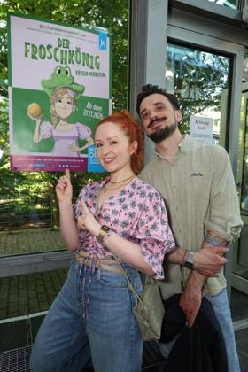 Alexandra Kurzeja und Mats Sharmer bei der Premiere der Komödie Höchste Zeit, Komödie Winterhuder Fährhaus. In der Musicalkomödie mit Hits der 70er bis 90er Jahre geht es um vier Frauen in den Wechseljahren, die sich kurz vor einer Hochzeit mit den großen Fragen rund um Liebe, Ehe und den perfekten Partner auseinandersetzen, Hamburg 19.6.2026