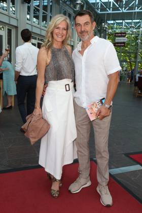 Bianca Karsten und Sven Vogt bei der Premiere der Komödie Höchste Zeit, Komödie Winterhuder Fährhaus. In der Musicalkomödie mit Hits der 70er bis 90er Jahre geht es um vier Frauen in den Wechseljahren, die sich kurz vor einer Hochzeit mit den großen Fragen rund um Liebe, Ehe und den perfekten Partner auseinandersetzen, Hamburg 19.6.2026