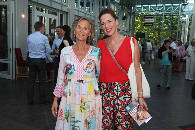 Katja Wolff und Franziska Becker bei der Premiere der Komödie Höchste Zeit, Komödie Winterhuder Fährhaus. In der Musicalkomödie mit Hits der 70er bis 90er Jahre geht es um vier Frauen in den Wechseljahren, die sich kurz vor einer Hochzeit mit den großen Fragen rund um Liebe, Ehe und den perfekten Partner auseinandersetzen, Hamburg 19.6.2026