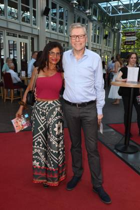 Bianca Karsten und Sven Vogt bei der Premiere der Komödie Höchste Zeit, Komödie Winterhuder Fährhaus. In der Musicalkomödie mit Hits der 70er bis 90er Jahre geht es um vier Frauen in den Wechseljahren, die sich kurz vor einer Hochzeit mit den großen Fragen rund um Liebe, Ehe und den perfekten Partner auseinandersetzen, Hamburg 19.6.2026