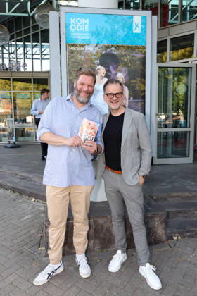 Schauspieler Tetje Mierendorf und Theaterleiter Dieter Powitz bei der Premiere der Komödie Höchste Zeit, Komödie Winterhuder Fährhaus. In der Musicalkomödie mit Hits der 70er bis 90er Jahre geht es um vier Frauen in den Wechseljahren, die sich kurz vor einer Hochzeit mit den großen Fragen rund um Liebe, Ehe und den perfekten Partner auseinandersetzen, Hamburg 19.6.2026