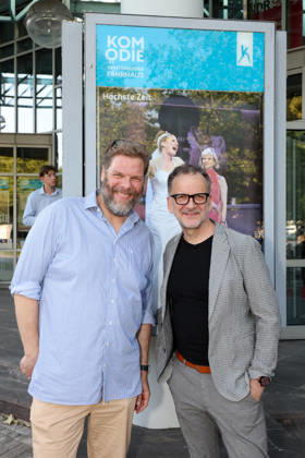 Schauspieler Tetje Mierendorf und Theaterleiter Dieter Powitz bei der Premiere der Komödie Höchste Zeit, Komödie Winterhuder Fährhaus. In der Musicalkomödie mit Hits der 70er bis 90er Jahre geht es um vier Frauen in den Wechseljahren, die sich kurz vor einer Hochzeit mit den großen Fragen rund um Liebe, Ehe und den perfekten Partner auseinandersetzen, Hamburg 19.6.2026