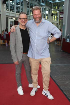 Schauspieler Tetje Mierendorf und Theaterleiter Dieter Powitz bei der Premiere der Komödie Höchste Zeit, Komödie Winterhuder Fährhaus. In der Musicalkomödie mit Hits der 70er bis 90er Jahre geht es um vier Frauen in den Wechseljahren, die sich kurz vor einer Hochzeit mit den großen Fragen rund um Liebe, Ehe und den perfekten Partner auseinandersetzen, Hamburg 19.6.2026
