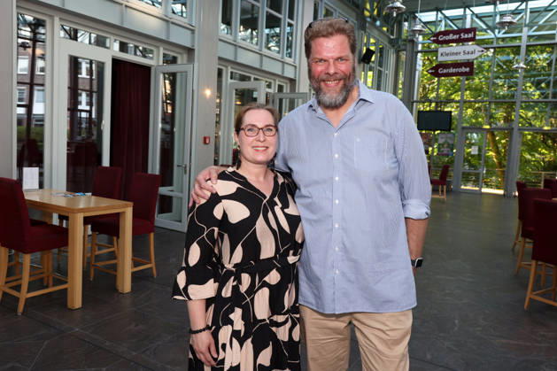 Schauspieler Tetje Mierendorf mit Ehefrau Cornelia bei der Premiere der Komödie Höchste Zeit, Komödie Winterhuder Fährhaus. In der Musicalkomödie mit Hits der 70er bis 90er Jahre geht es um vier Frauen in den Wechseljahren, die sich kurz vor einer Hochzeit mit den großen Fragen rund um Liebe, Ehe und den perfekten Partner auseinandersetzen, Hamburg 19.6.2026