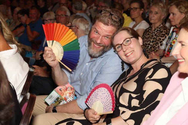 Schauspieler Tetje Mierendorf mit Ehefrau Cornelia bei der Premiere der Komödie Höchste Zeit, Komödie Winterhuder Fährhaus. In der Musicalkomödie mit Hits der 70er bis 90er Jahre geht es um vier Frauen in den Wechseljahren, die sich kurz vor einer Hochzeit mit den großen Fragen rund um Liebe, Ehe und den perfekten Partner auseinandersetzen, Hamburg 19.6.2026