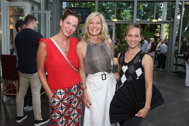 Franziska Becker, Bianca Karsten und Ilka Groenewold bei der Premiere der Komödie Höchste Zeit, Komödie Winterhuder Fährhaus. In der Musicalkomödie mit Hits der 70er bis 90er Jahre geht es um vier Frauen in den Wechseljahren, die sich kurz vor einer Hochzeit mit den großen Fragen rund um Liebe, Ehe und den perfekten Partner auseinandersetzen, Hamburg 19.6.2026