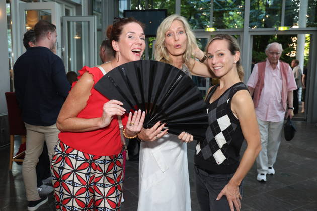 Franziska Becker, Bianca Karsten und Ilka Groenewold bei der Premiere der Komödie Höchste Zeit, Komödie Winterhuder Fährhaus. In der Musicalkomödie mit Hits der 70er bis 90er Jahre geht es um vier Frauen in den Wechseljahren, die sich kurz vor einer Hochzeit mit den großen Fragen rund um Liebe, Ehe und den perfekten Partner auseinandersetzen, Hamburg 19.6.2026