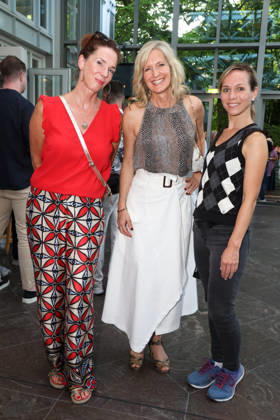 Franziska Becker, Bianca Karsten und Ilka Groenewold bei der Premiere der Komödie Höchste Zeit, Komödie Winterhuder Fährhaus. In der Musicalkomödie mit Hits der 70er bis 90er Jahre geht es um vier Frauen in den Wechseljahren, die sich kurz vor einer Hochzeit mit den großen Fragen rund um Liebe, Ehe und den perfekten Partner auseinandersetzen, Hamburg 19.6.2026