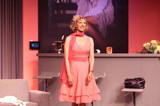 Nini Stadlmann auf der Bühne bei der Premiere der Komödie Höchste Zeit, Komödie Winterhuder Fährhaus. In der Musicalkomödie mit Hits der 70er bis 90er Jahre geht es um vier Frauen in den Wechseljahren, die sich kurz vor einer Hochzeit mit den großen Fragen rund um Liebe, Ehe und den perfekten Partner auseinandersetzen, Hamburg 19.6.2026