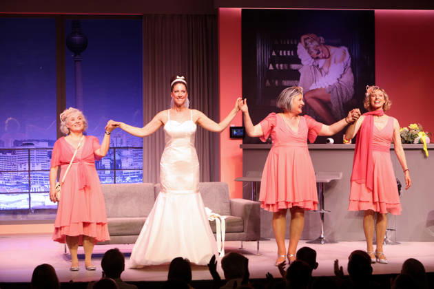 Eva Brunner, Charlotte Heinke, Heike Jonca und Nini Stadlmann auf der Bühne bei der Premiere der Komödie Höchste Zeit, Komödie Winterhuder Fährhaus. In der Musicalkomödie mit Hits der 70er bis 90er Jahre geht es um vier Frauen in den Wechseljahren, die sich kurz vor einer Hochzeit mit den großen Fragen rund um Liebe, Ehe und den perfekten Partner auseinandersetzen, Hamburg 19.6.2026