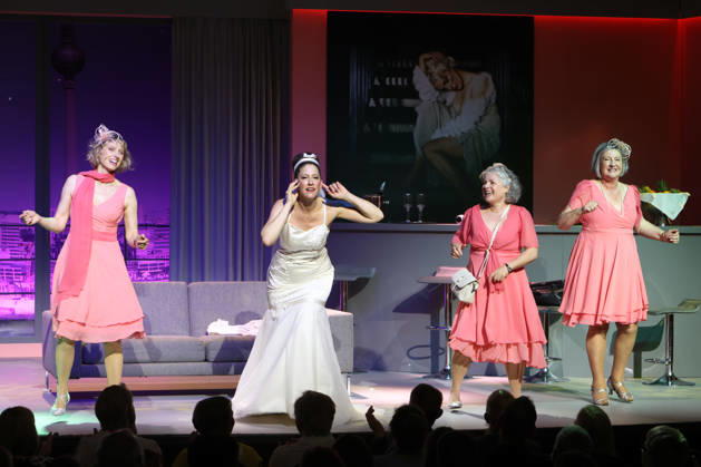 Nini Stadlmann, Charlotte Heinke, Eva Brunner und Heike Jonca auf der Bühne bei der Premiere der Komödie Höchste Zeit, Komödie Winterhuder Fährhaus. In der Musicalkomödie mit Hits der 70er bis 90er Jahre geht es um vier Frauen in den Wechseljahren, die sich kurz vor einer Hochzeit mit den großen Fragen rund um Liebe, Ehe und den perfekten Partner auseinandersetzen, Hamburg 19.6.2026