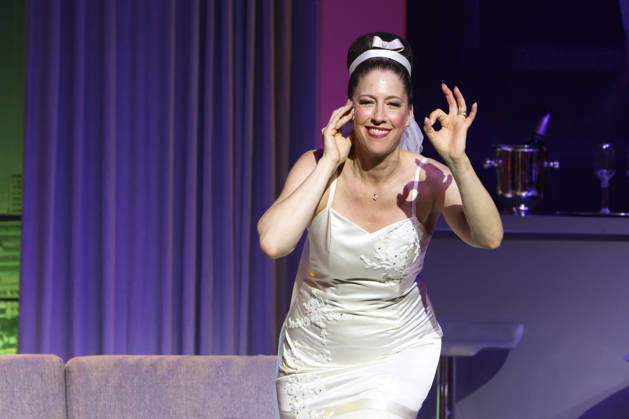 Charlotte Heinke auf der Bühne bei der Premiere der Komödie Höchste Zeit, Komödie Winterhuder Fährhaus. In der Musicalkomödie mit Hits der 70er bis 90er Jahre geht es um vier Frauen in den Wechseljahren, die sich kurz vor einer Hochzeit mit den großen Fragen rund um Liebe, Ehe und den perfekten Partner auseinandersetzen, Hamburg 19.6.2026