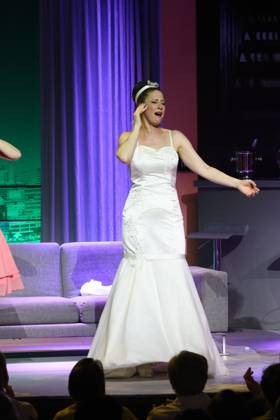 Charlotte Heinke auf der Bühne bei der Premiere der Komödie Höchste Zeit, Komödie Winterhuder Fährhaus. In der Musicalkomödie mit Hits der 70er bis 90er Jahre geht es um vier Frauen in den Wechseljahren, die sich kurz vor einer Hochzeit mit den großen Fragen rund um Liebe, Ehe und den perfekten Partner auseinandersetzen, Hamburg 19.6.2026