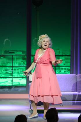 Eva Brunner auf der Bühne bei der Premiere der Komödie Höchste Zeit, Komödie Winterhuder Fährhaus. In der Musicalkomödie mit Hits der 70er bis 90er Jahre geht es um vier Frauen in den Wechseljahren, die sich kurz vor einer Hochzeit mit den großen Fragen rund um Liebe, Ehe und den perfekten Partner auseinandersetzen, Hamburg 19.6.2026