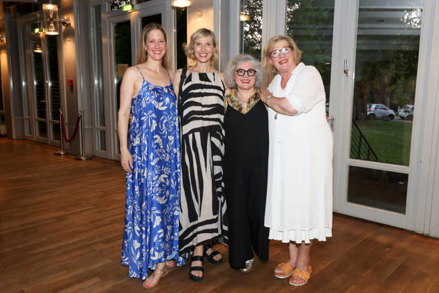 Charlotte Heinke, Nini Stadlmann, Eva Brunner und Heike Jonca bei der Premierenfeier der Komödie Höchste Zeit, Komödie Winterhuder Fährhaus. In der Musicalkomödie mit Hits der 70er bis 90er Jahre geht es um vier Frauen in den Wechseljahren, die sich kurz vor einer Hochzeit mit den großen Fragen rund um Liebe, Ehe und den perfekten Partner auseinandersetzen, Hamburg 19.6.2026