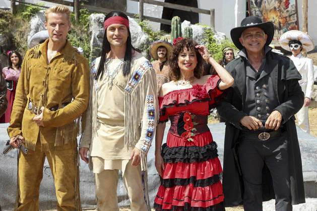 ABB KARLMAY- Bastian Semm Old Shatterhand Alexander Klaws Winnetou Isabel Varell in der Rolle der Senorita Miranda Florian Fitz Bergwerksbesitzer Roulin die Schauspieler in Maske und Kostuem am Freitag 19.06.2026 bei der Generalprobe zum Stueck Im Tal des Todes bei den Karl-May-Spielen 2026 im Indian Village am Kalkberg Die Premiere findet am 27. Juni in der Freilichtbuehne am Kalkberg in Bad Segeberg statt Schleswig-Holstein Deutschland