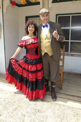 ABB KARLMAY- Isabel Varell in der Rolle der Senorita Miranda Heinrich Schafmeister als Sir John Raffley die Schauspieler in Maske und Kostuem am Freitag 19.06.2026 bei der Generalprobe zum Stueck Im Tal des Todes bei den Karl-May-Spielen 2026 im Indian Village am Kalkberg Die Premiere findet am 27. Juni in der Freilichtbuehne am Kalkberg in Bad Segeberg statt Schleswig-Holstein Deutschland