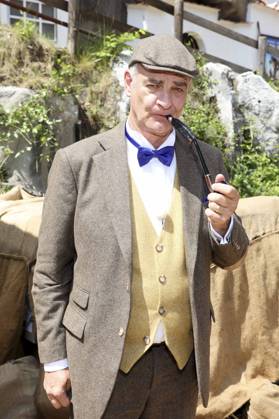 ABB KARLMAY- Heinrich Schafmeister als Sir John Raffley die Schauspieler in Maske und Kostuem am Freitag 19.06.2026 bei der Generalprobe zum Stueck Im Tal des Todes bei den Karl-May-Spielen 2026 im Indian Village am Kalkberg Die Premiere findet am 27. Juni in der Freilichtbuehne am Kalkberg in Bad Segeberg statt Schleswig-Holstein Deutschland