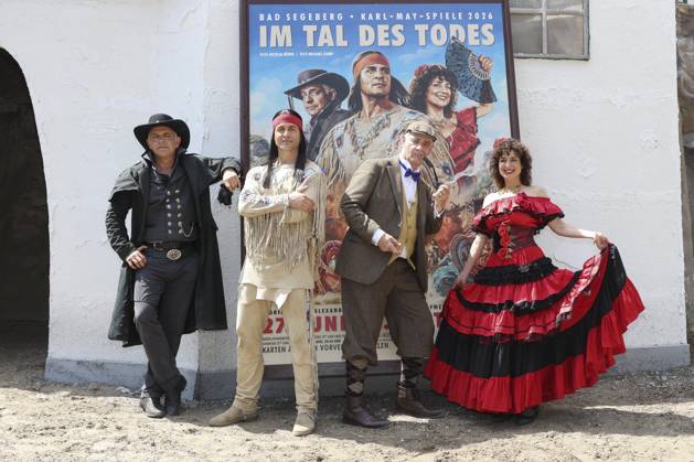 ABB KARLMAY- Florian Fitz Bergwerksbesitzer Roulin Alexander Klaws Winnetou Isabel Varell in der Rolle der Senorita Miranda Heinrich Schafmeister als Sir John Raffley die Schauspieler in Maske und Kostuem am Freitag 19.06.2026 bei der Generalprobe zum Stueck Im Tal des Todes bei den Karl-May-Spielen 2026 im Indian Village am Kalkberg Die Premiere findet am 27. Juni in der Freilichtbuehne am Kalkberg in Bad Segeberg statt Schleswig-Holstein Deutschland
