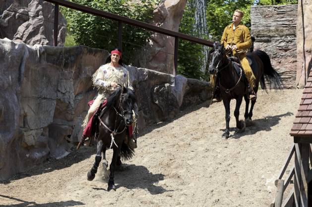 ABB KARLMAY- Bastian Semm Old Shatterhand Alexander Klaws Winnetou Reiten die Schauspieler in Maske und Kostuem am Freitag 19.06.2026 bei der Generalprobe zum Stueck Im Tal des Todes bei den Karl-May-Spielen 2026 im Indian Village am Kalkberg Die Premiere findet am 27. Juni in der Freilichtbuehne am Kalkberg in Bad Segeberg statt Schleswig-Holstein Deutschland