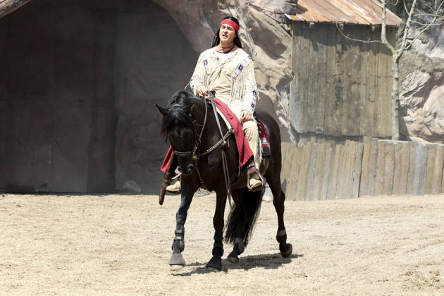 ABB KARLMAY- Alexander Klaws Winnetou Reiten Schauspieler in Maske und Kostuem am Freitag 19.06.2026 bei der Generalprobe zum Stueck Im Tal des Todes bei den Karl-May-Spielen 2026 im Indian Village am Kalkberg Die Premiere findet am 27. Juni in der Freilichtbuehne am Kalkberg in Bad Segeberg statt Schleswig-Holstein Deutschland