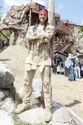 ABB KARLMAY- Alexander Klaws Winnetou Schauspieler in Maske und Kostuem am Freitag 19.06.2026 bei der Generalprobe zum Stueck Im Tal des Todes bei den Karl-May-Spielen 2026 im Indian Village am Kalkberg Die Premiere findet am 27. Juni in der Freilichtbuehne am Kalkberg in Bad Segeberg statt Schleswig-Holstein Deutschland